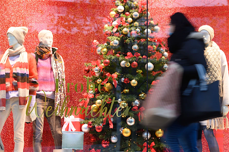 Weihnachtseinkäufe könnten in Sachsen schon bald nur noch getestet oder genesen möglich sein.