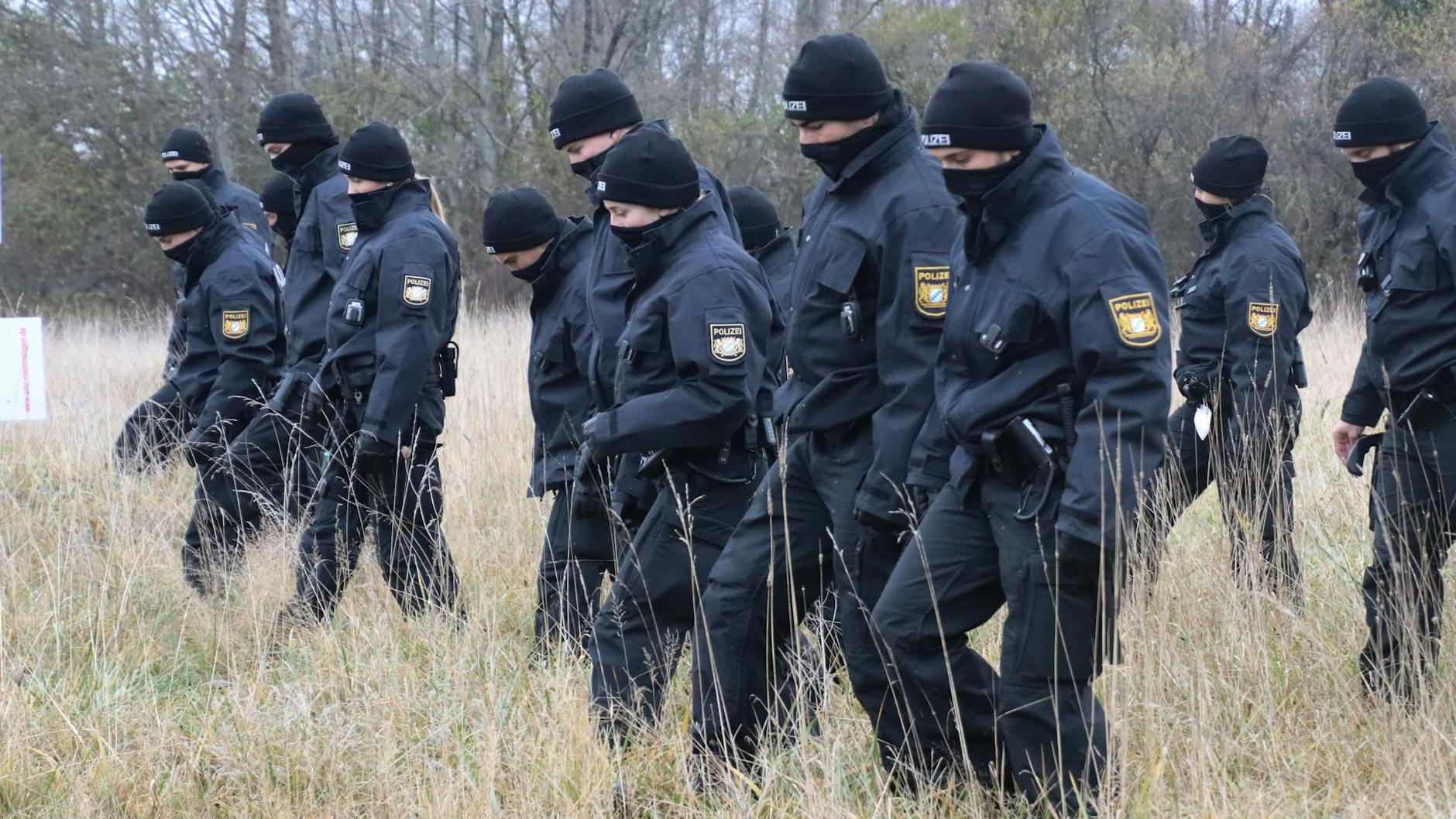 Memmingerberg: Polizeibeamte suchen auf einer Wiese Spuren, nachdem in der Nähe des Flughafens eine 16-Jährige tot aufgefunden worden war.