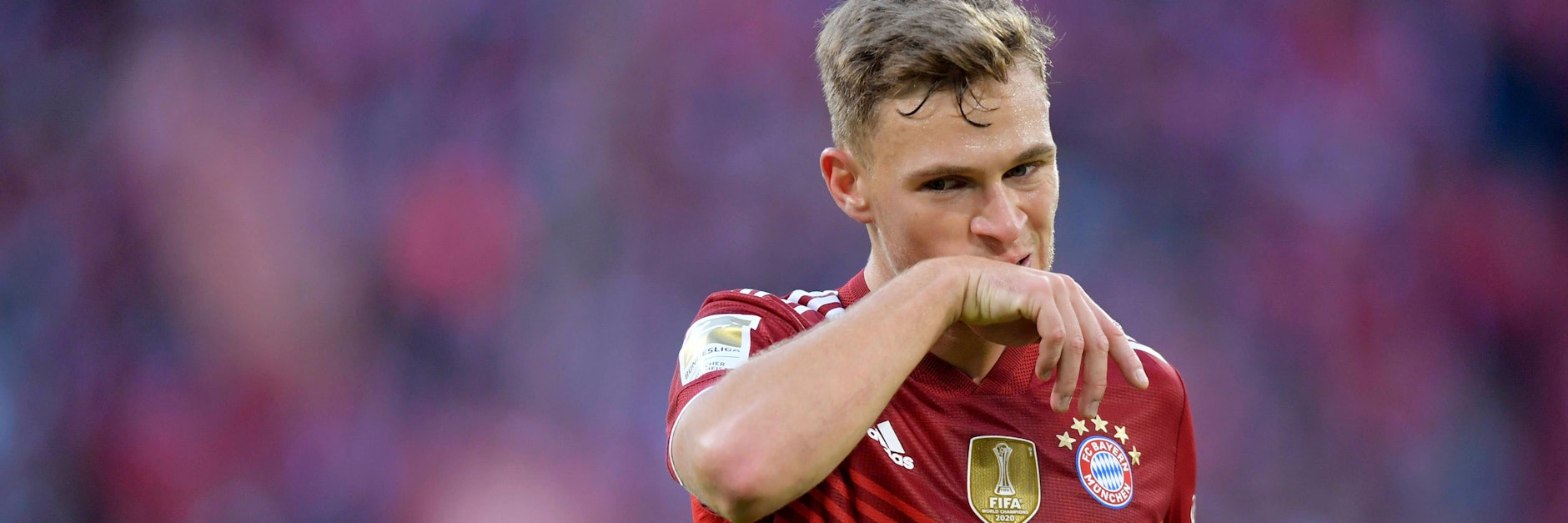 Bayern-Star Joshua Kimmich durfte die Corona-Quarantäne zwar wieder verlassen, zur Mannschaft ins Hotel darf er aber als Ungeimpfter nicht.