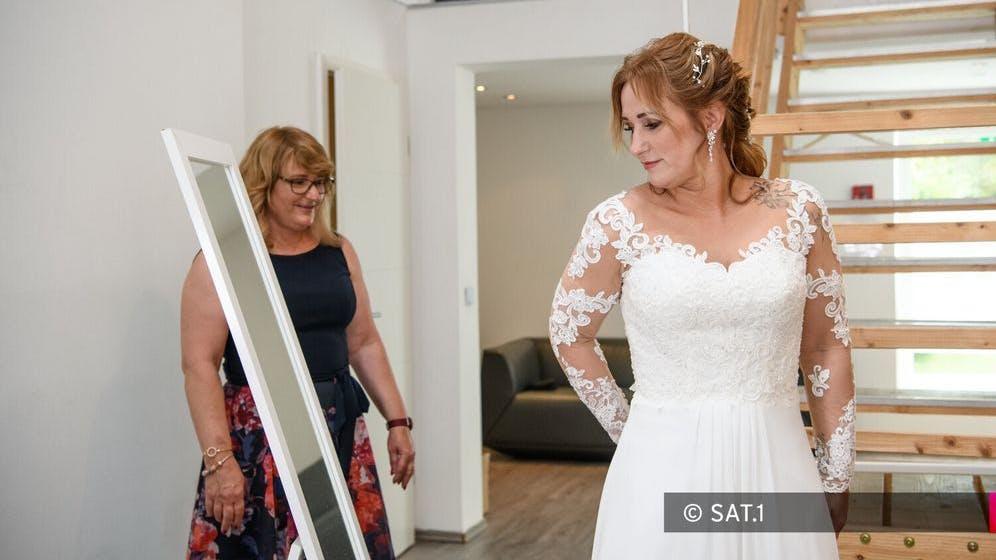 „Hochzeit auf den ersten Blick“-Braut Manuela hat ihr Traumkleid gefunden.