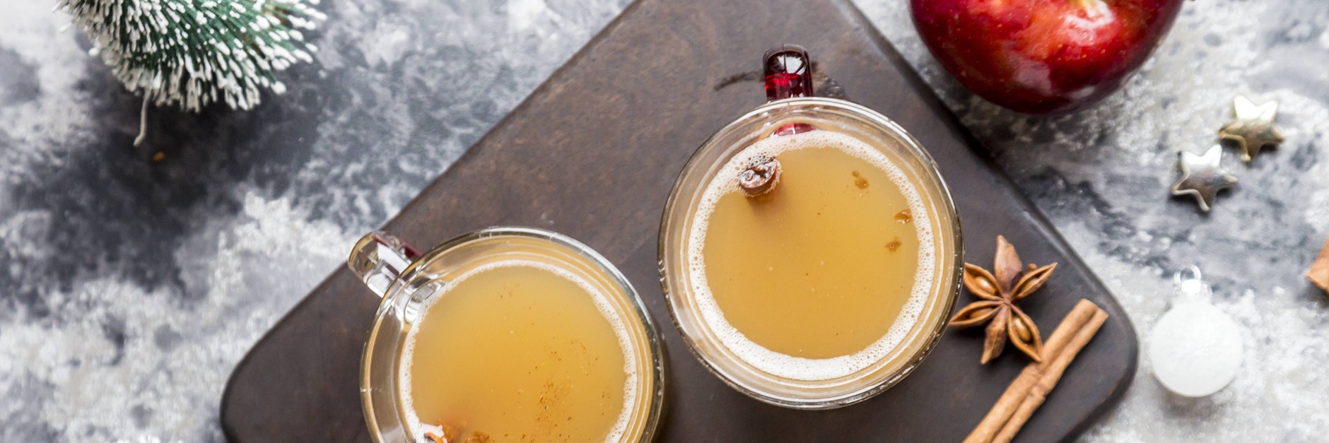 Apfelpunsch ist lecker und weihnachtlich - auch ohne Alkohol. Mit diesem Rezept gelingt das würzige Getränk im Handumdrehen.