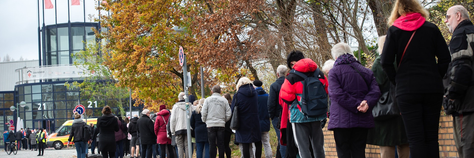 Schon seit Tagen gibt es Schlangen vor dem Impfzentrum an der Berliner Messe - auch wegen&nbsp;&nbsp;