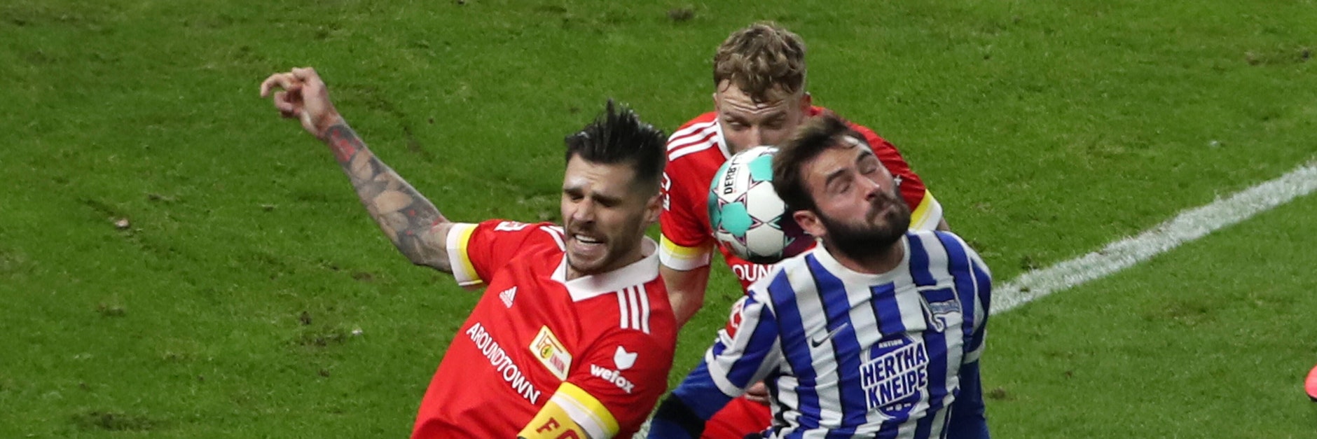 Dieses Duo weiß, wie man die Blau-Weißen in die Mangel nimmt: Unions Christopher Trimmel (l.) und Marvin Friedrich im Luftkampf mit Herthas Lucas Tousart.