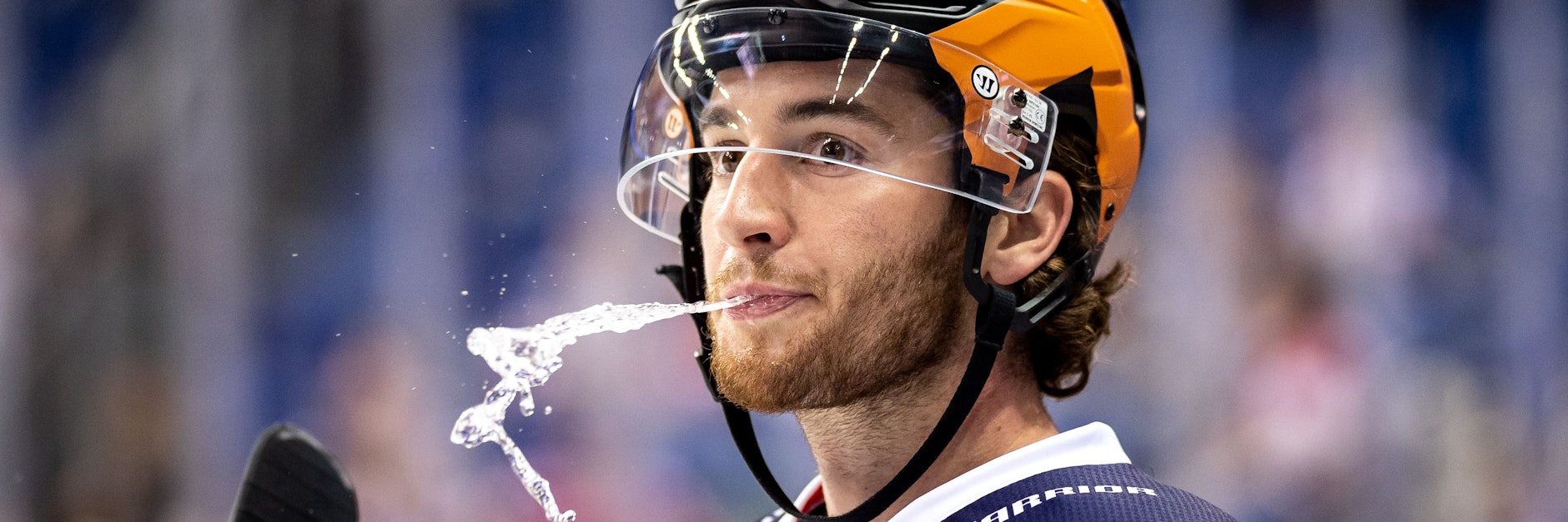 Kann nicht nur richtig gut mit Kelle und Puck, er hat auch irre Wasserspiele drauf: Eisbären-Stürmer Blaine Byron.