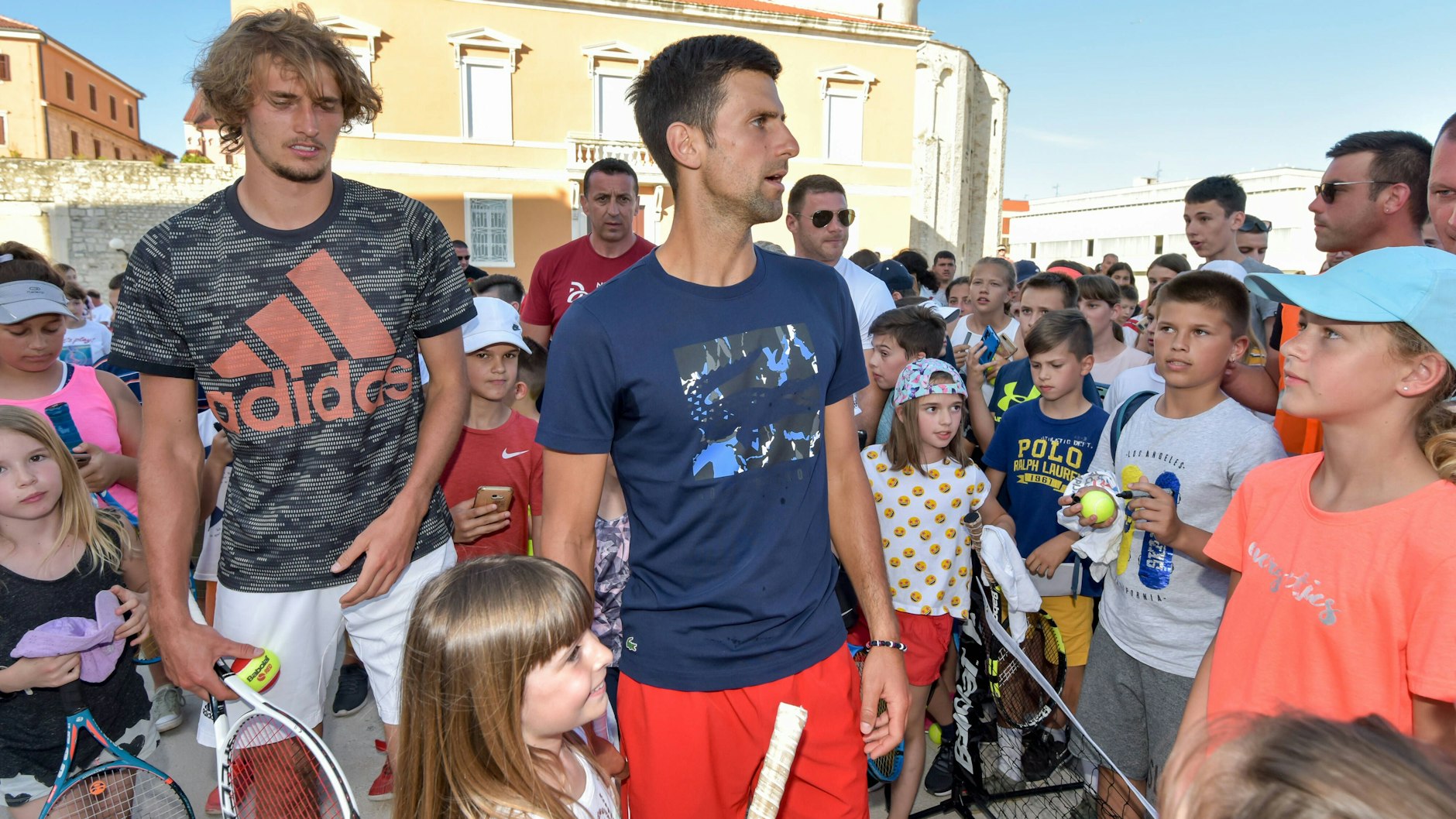 Bilder, die die nicht nur die Tennis-Welt irritierten: Novak Djokovic und Alexander Zverev (l.) ignorierten im Juni 2020 in Kroatien jegliche Hygiene- und Abstandsregeln.