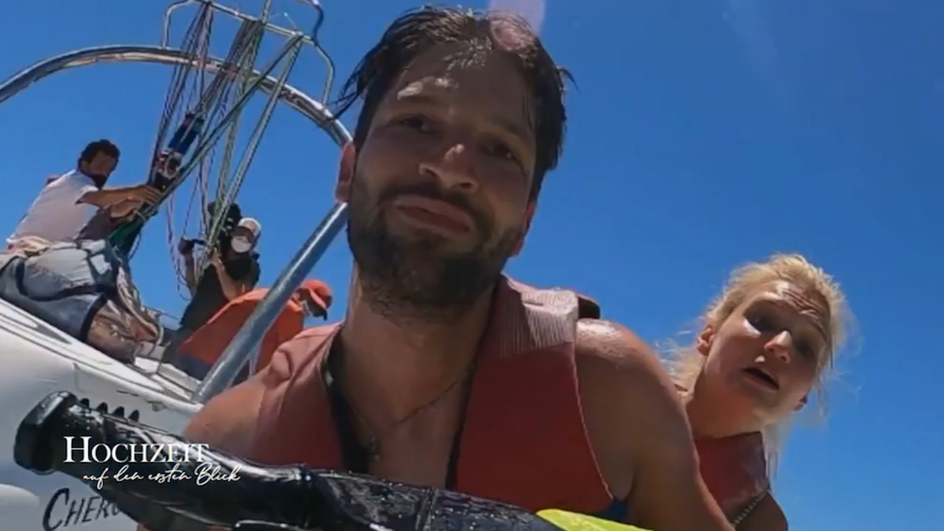 Anika und David genießen ihre Flitterwochen bei „Hochzeit auf den ersten Blick“ in vollen Zügen. Aber es gibt einen Zwischenfall.