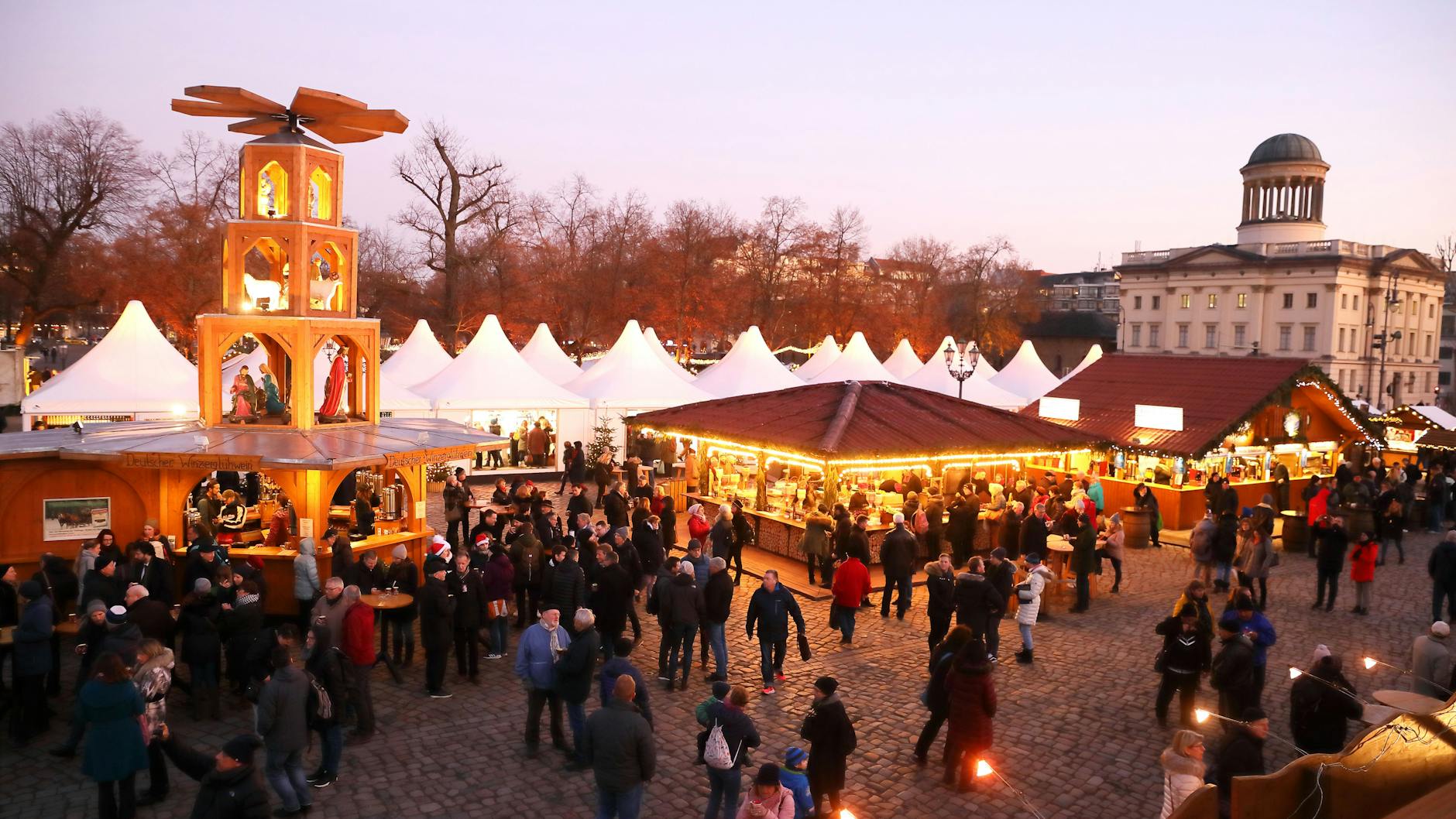 Der Weihnachtsmarkt vor dem Schloss Charlottenburg fällt in diesem Jahr zum zweiten Mal wegen Corona aus (Archivbild).