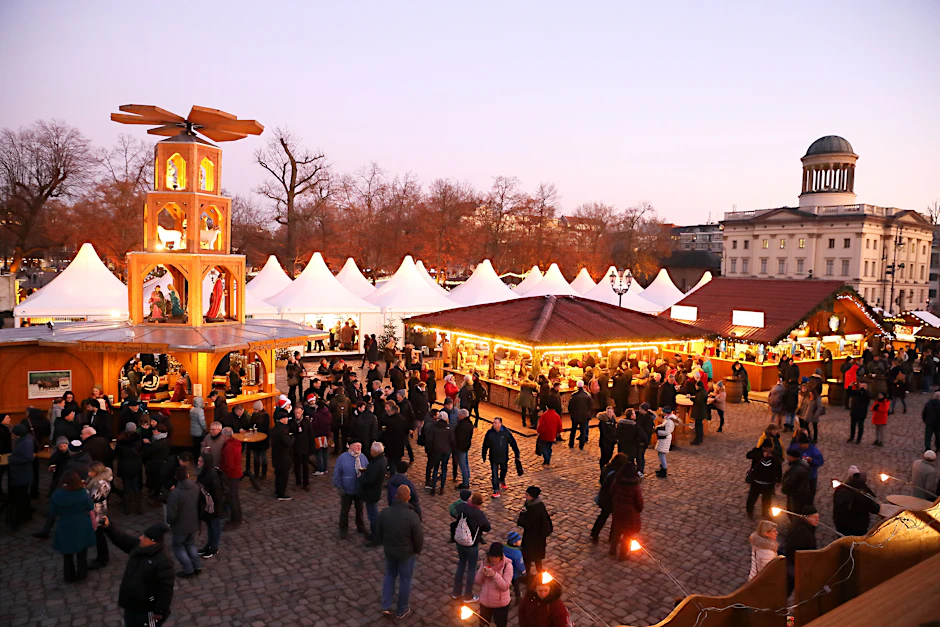 Der Weihnachtsmarkt vor dem Schloss Charlottenburg fällt in diesem Jahr zum zweiten Mal wegen Corona aus (Archivbild).