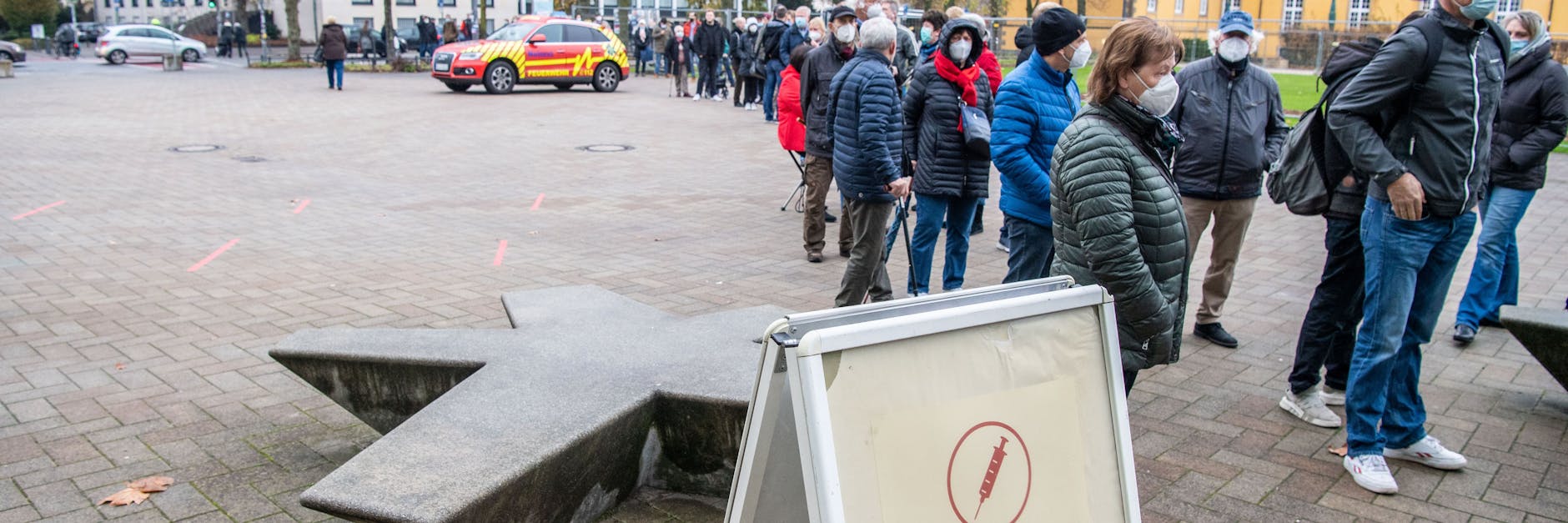 Die vielen Ansteckungen und immer mehr Einschränkungen treiben Menschen zur Erst- oder Auffrischungsimpfung. Nicht nur wie hier in Osnabrück wird Schlange gestanden.