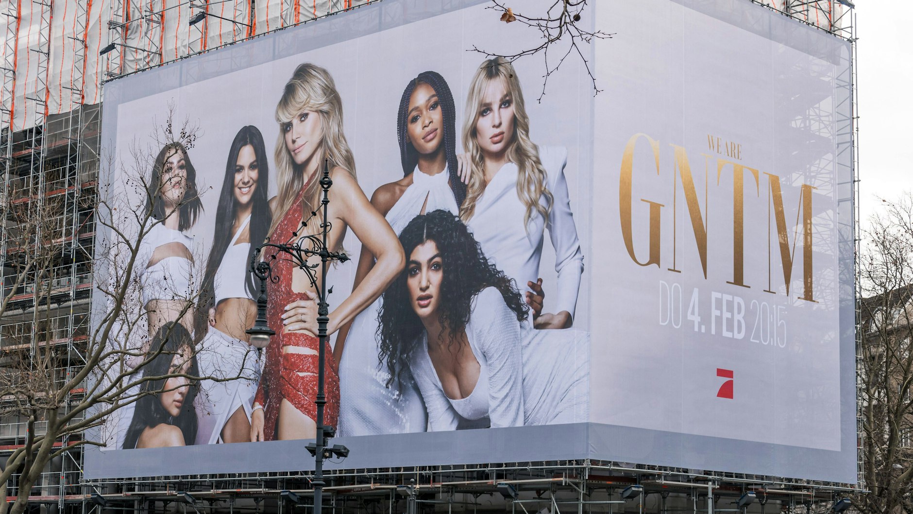 Eine Werbetafel in Berlin: So warb ProSieben für die letzte „GNTM“-Staffel Anfang 2021.