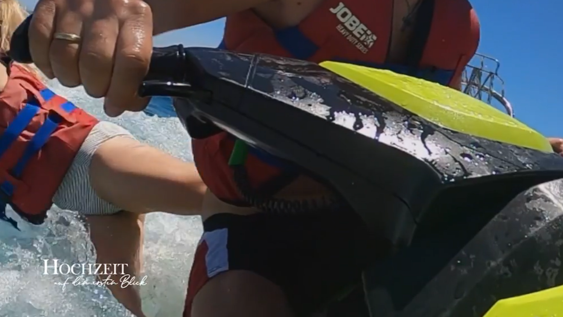 ... dann passiert es: Bei voller Fahre stürzt „Hochzeit auf den ersten Blick“-Braut Anika vom Jetski.