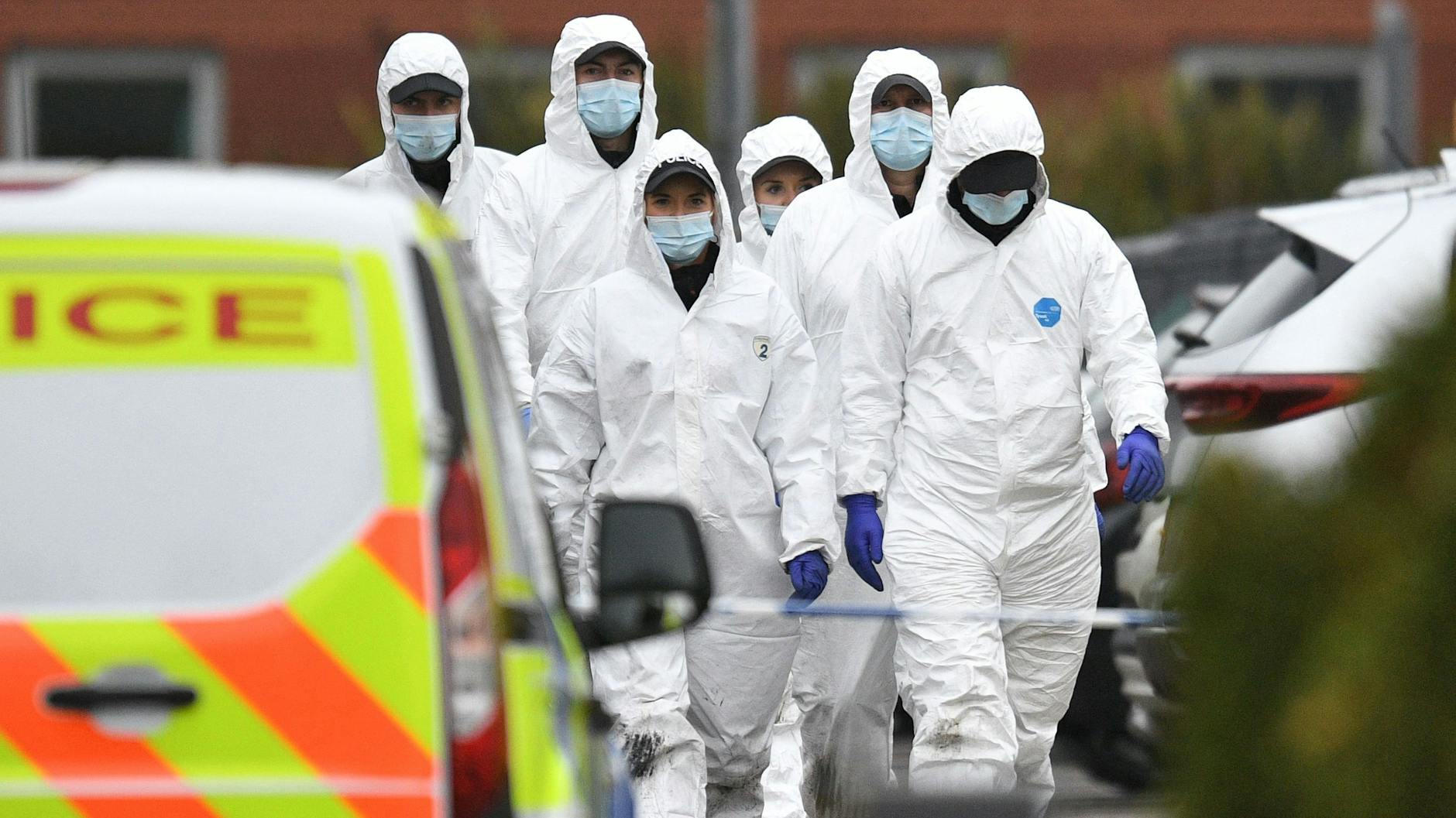 Kriminaltechniker am Ort der Explosion vor einer Frauenklinik in Liverpool