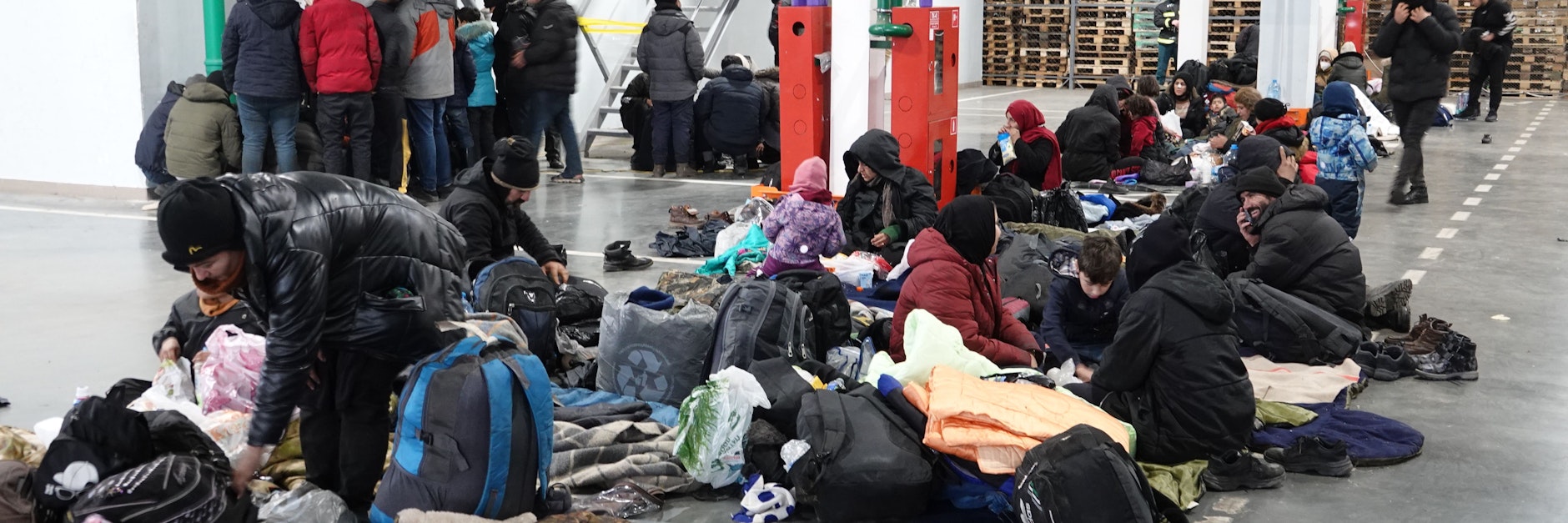 Migranten campierten in einer Lagerhalle in der Nähe von Polen. Jetzt wurden sie angeblich mit Bussen abgeholt, möglicherweise, damit sie in ihre Herkunftsländer zurückkehren können.