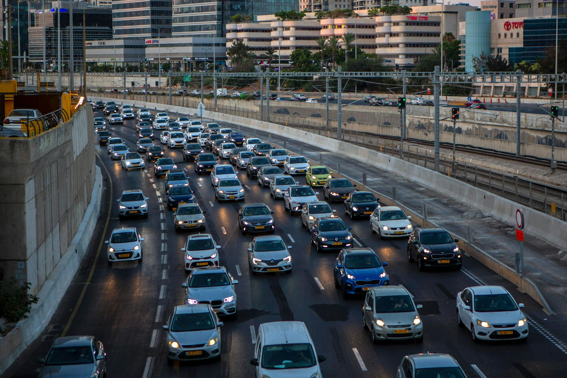 Dauerstau gehört zum Alltag in Tel Aviv, einer Stadt, die weder U- noch Straßenbahn besitzt.