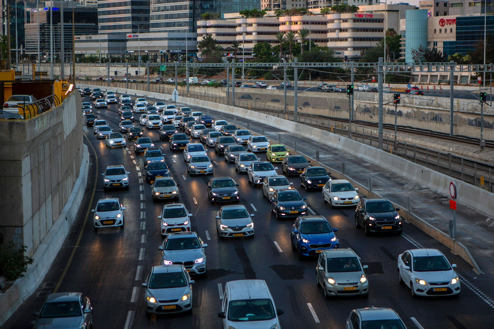 Dauerstau gehört zum Alltag in Tel Aviv, einer Stadt, die weder U- noch Straßenbahn besitzt.
