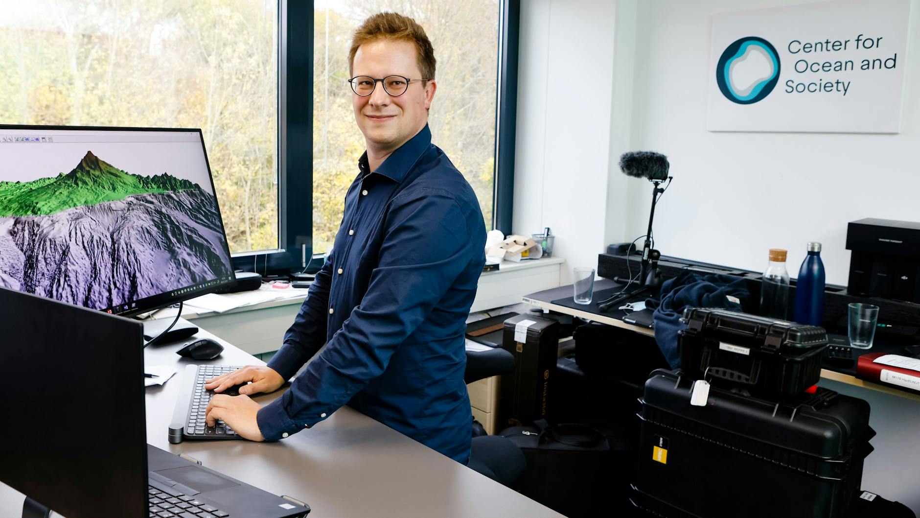 Expeditionsleiter Felix Gross steht an seinem Schreibtisch. Der Kieler Wissenschaftler vom Center for Ocean and Society der Christian-Albrechts-Universität bricht mit seinem Team am 21. November 2021 zu einer Ätna-Exkursion auf dem Forschungsschiff „Meteor“ auf.