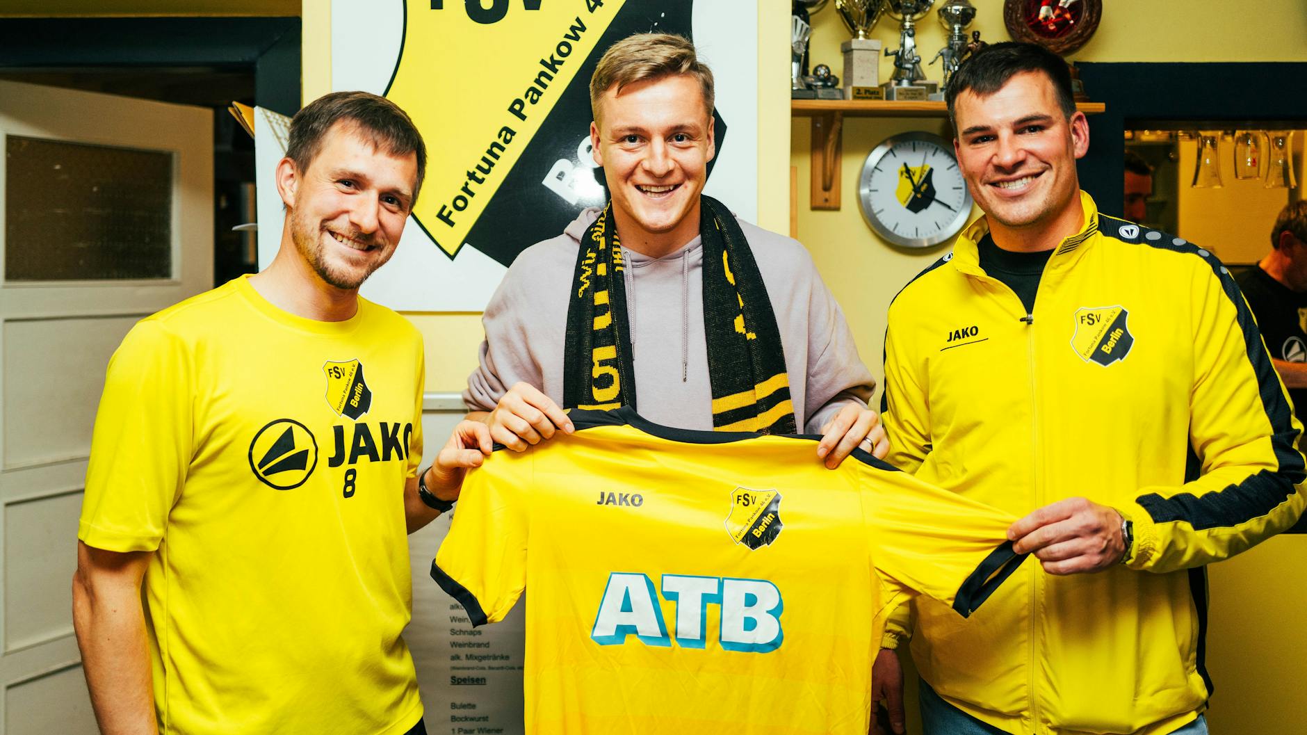 Patrick Speer (links) und Daniel Till (rechts) freuen sich über ihren neuen Teamkollegen.