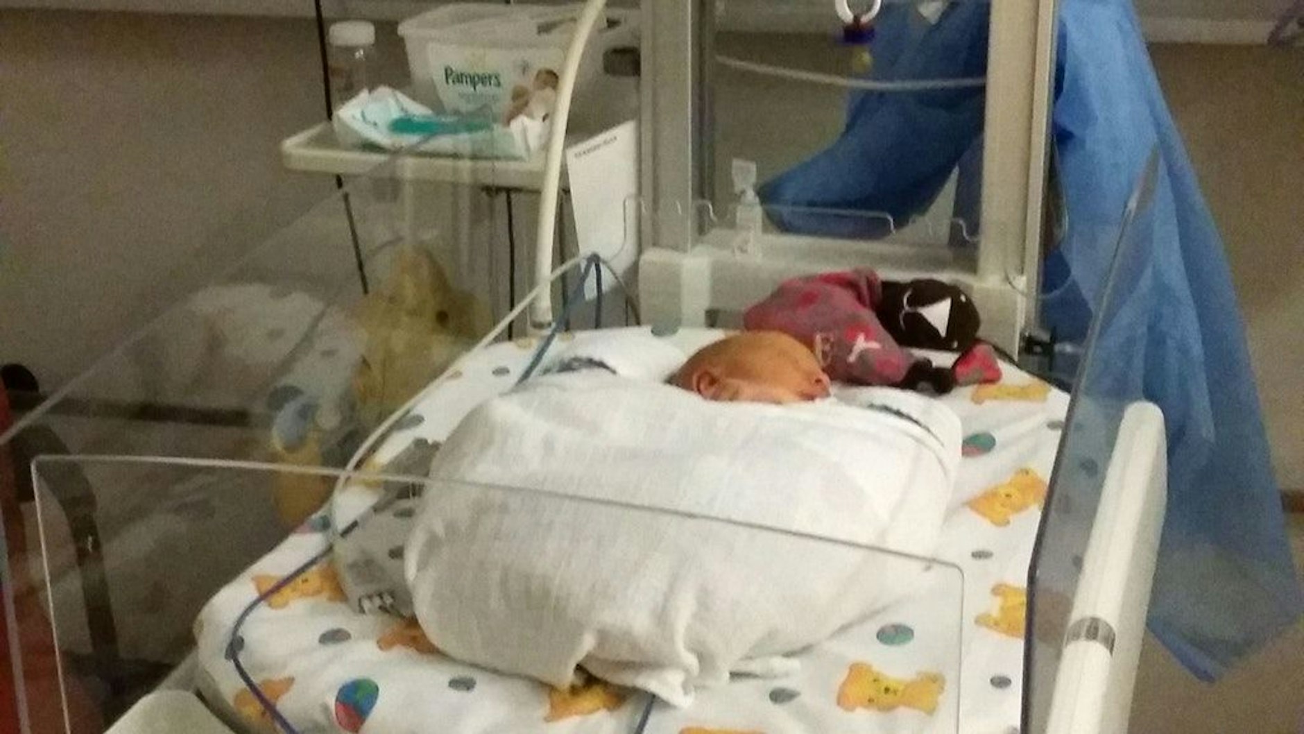 Im Wärmebett und mit Monitoren verbunden werden Frühchen auf der Intensivstation überwacht.