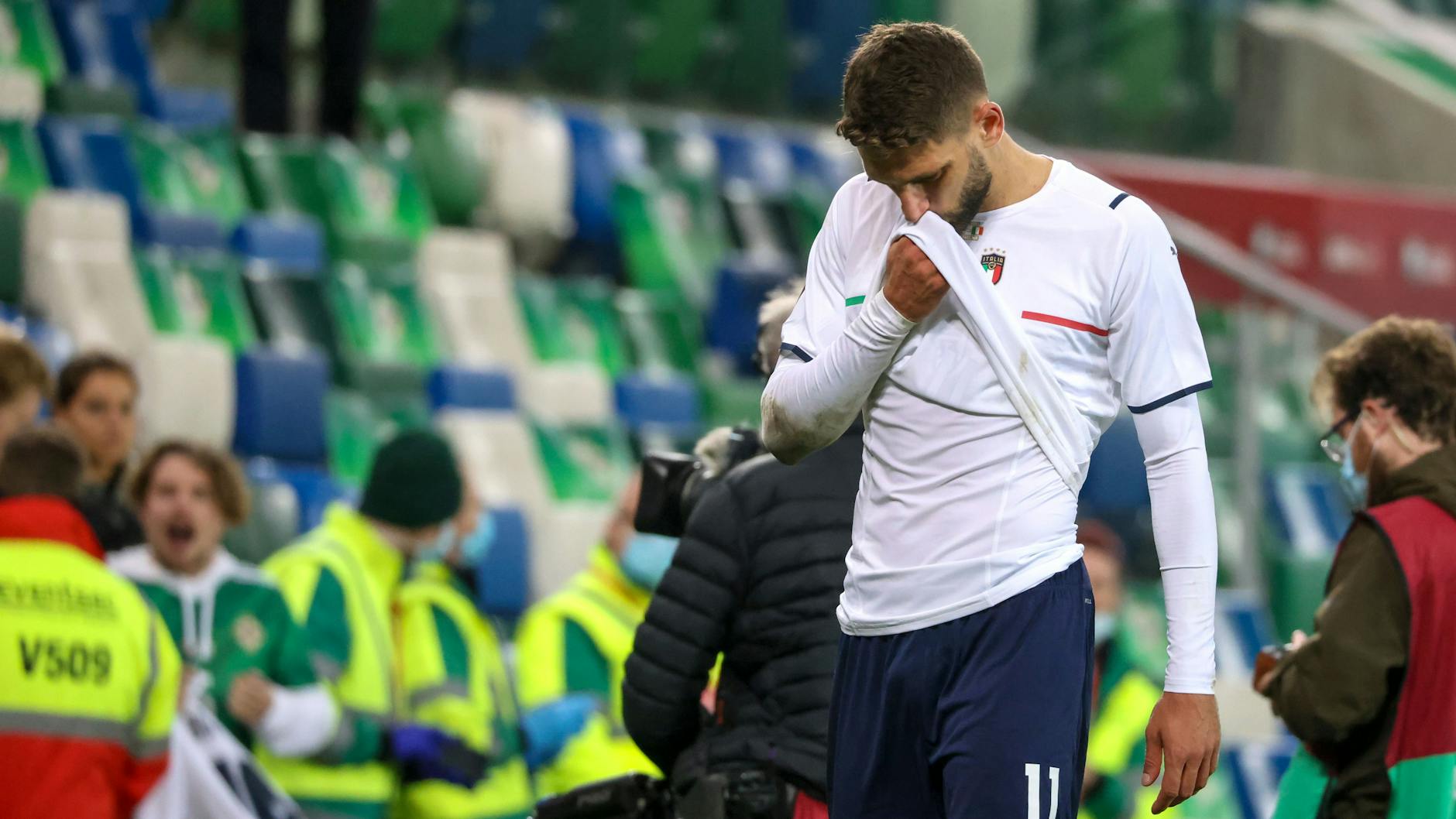 Italiens Nationalspieler Domenico Berardi war nach dem Qualifikationsspiel in Nordirland sichtlich enttäuscht.