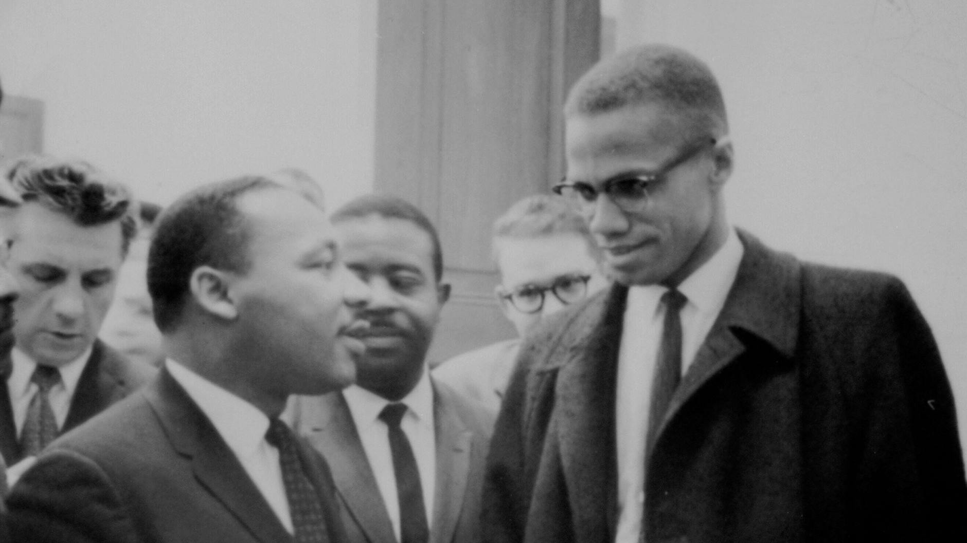 Malcolm X (rechts) steht neben Bürgerrechtler Martin Luther King Jr. (Archivbild)