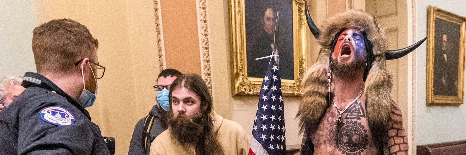 Sturm auf das Kapitol: Die Fotos, die Chansley mit nacktem Oberkörper voller Tätowierungen, bemaltem Gesicht, einer Fellmütze mit Büffelhörnern und einem Speer mit US-Flagge zeigen, gingen um die Welt (Archivfoto). 