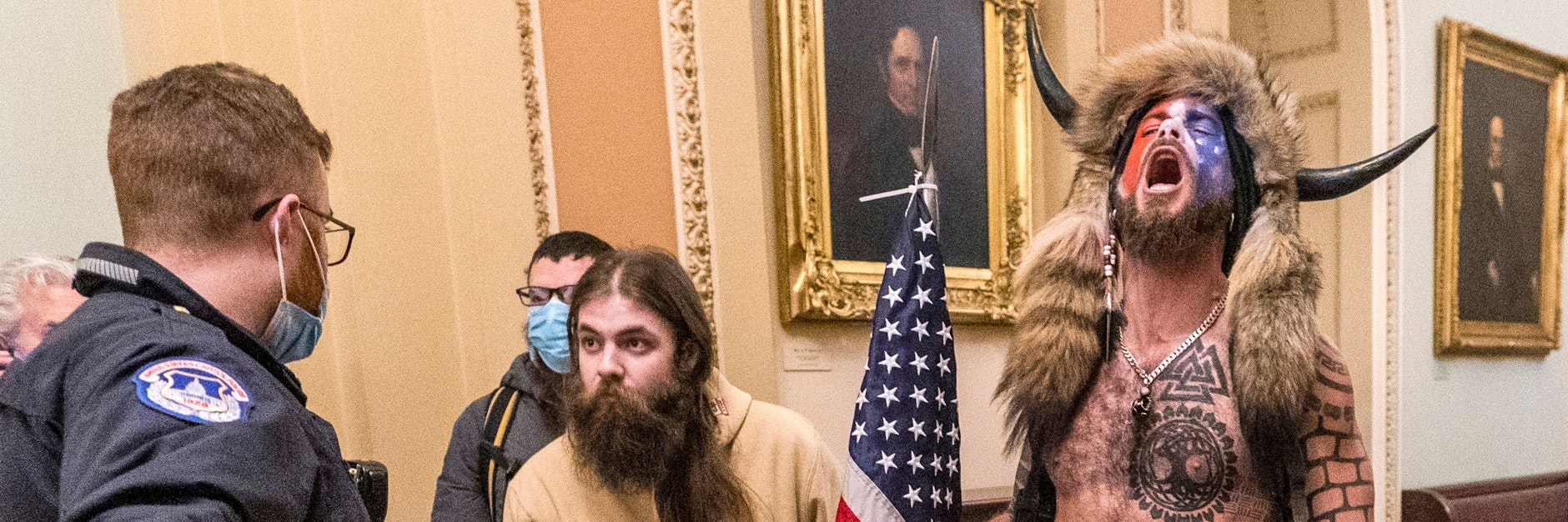 Sturm auf das Kapitol: Die Fotos, die Chansley mit nacktem Oberkörper voller Tätowierungen, bemaltem Gesicht, einer Fellmütze mit Büffelhörnern und einem Speer mit US-Flagge zeigen, gingen um die Welt (Archivfoto).&nbsp; &nbsp;&nbsp;