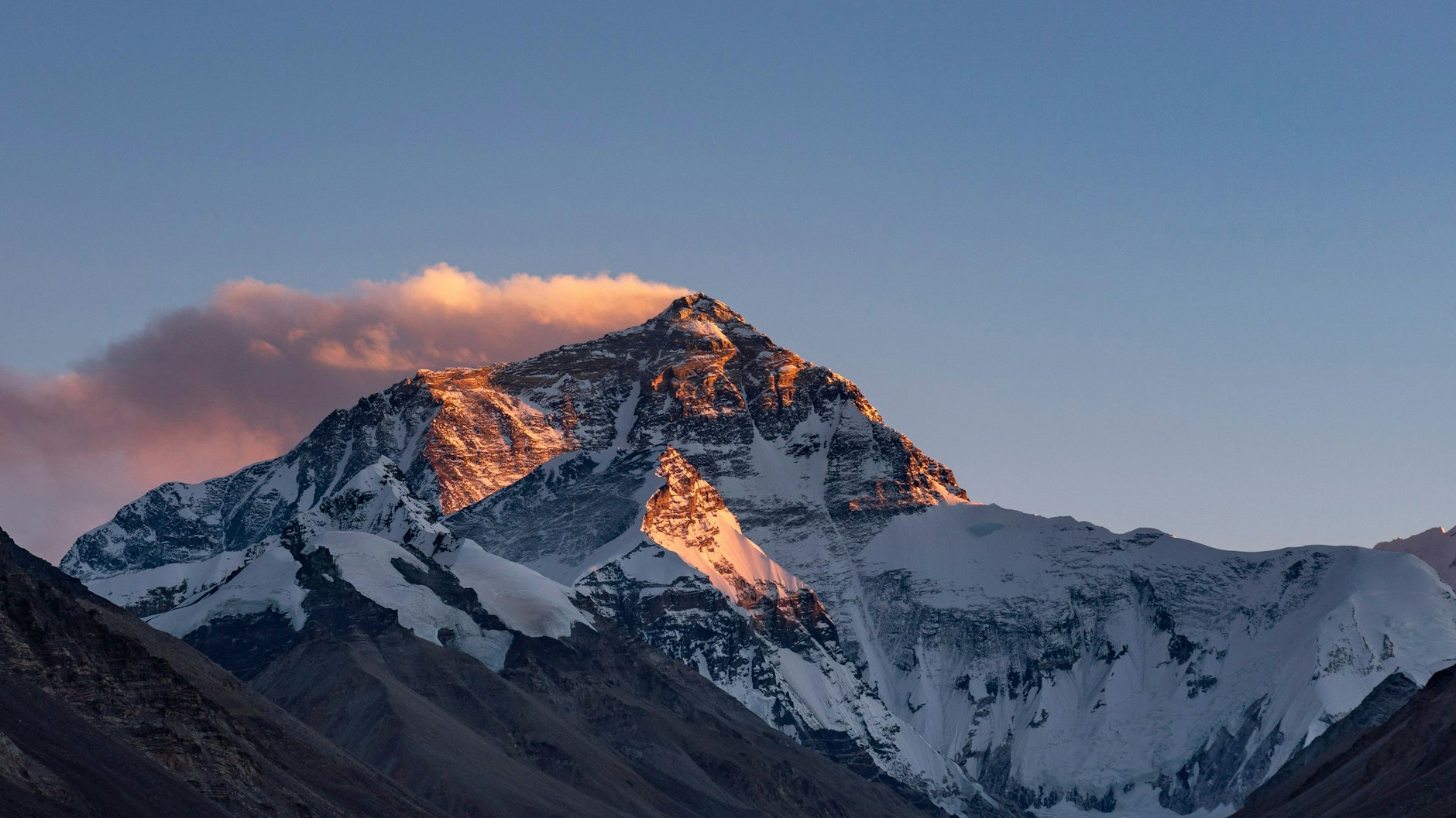 Der Sonnenuntergang färbt den Gipfel des Mount Everest.&nbsp;