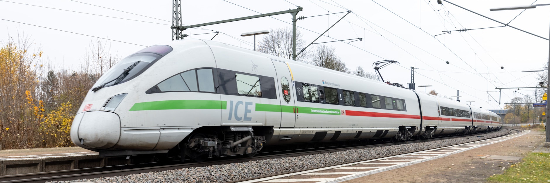 Bei der Messerattacke im ICE Passau–Hamburg waren am Samstag, den 6. November 2021 drei Menschen schwer verletzt worden (Symbolbild).