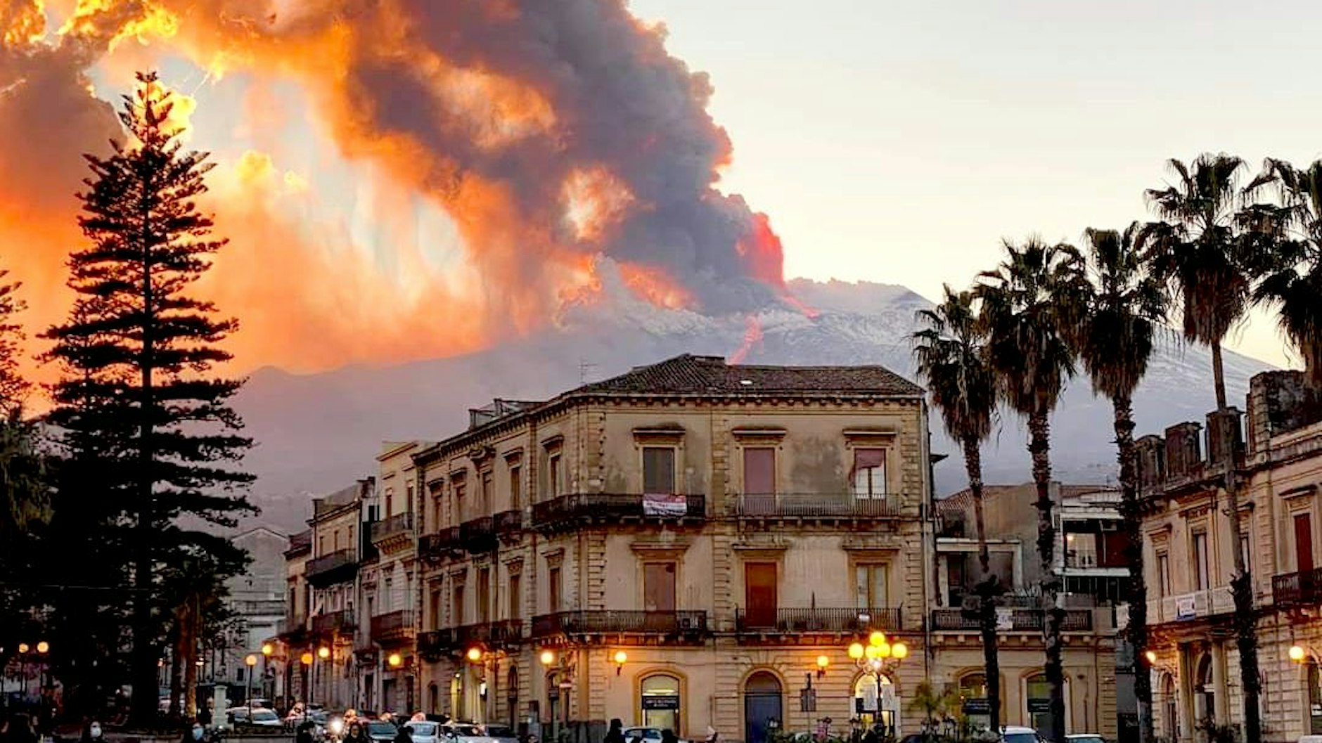 Der Vulkan Ätna in der Nähe von Catania spuckte im Februar 2021 Lava. Ätna hält die Sizilianer auch weiterhin in Atem.