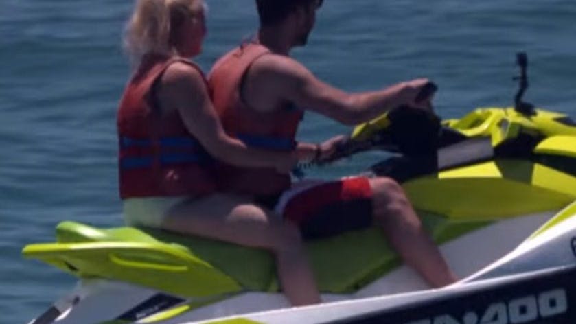 Gemeinsam genießen Anika und David ihre „Hochzeit auf den ersten Blick“-Flitterwochen beim Jetski fahren.