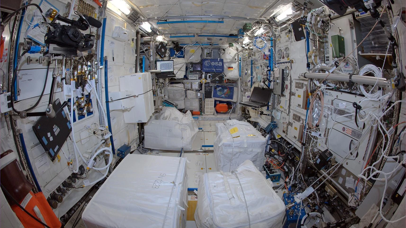 Blick ins Co­lum­bus-La­bor der ISS. Hier finden Experimente statt, die nirgendwo auf der Erde so durchgeführt werden können.