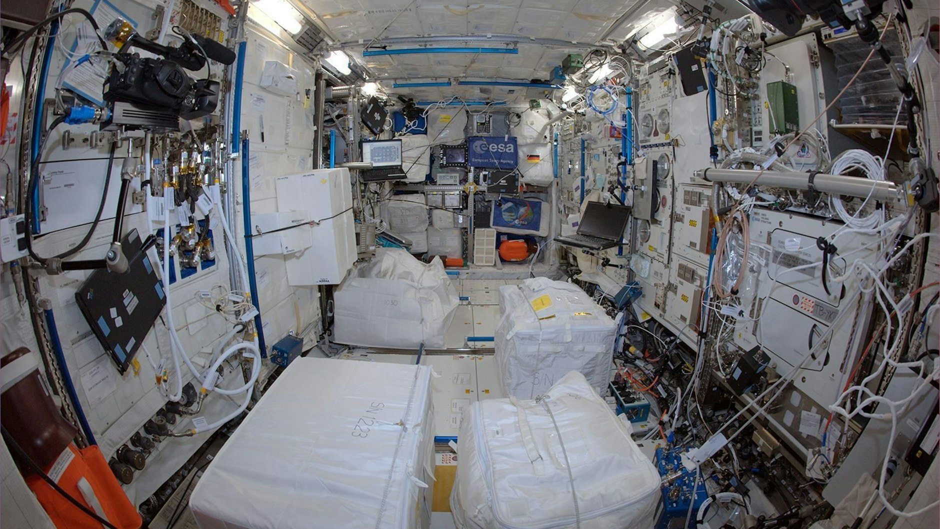 Blick ins Co­lum­bus-La­bor der ISS. Hier finden Experimente statt, die nirgendwo auf der Erde so durchgeführt werden können.