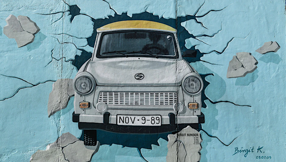 Das legendäre Trabi-Bild von Künstlerin Birgit Kinder an der Berliner East Side Gallery.