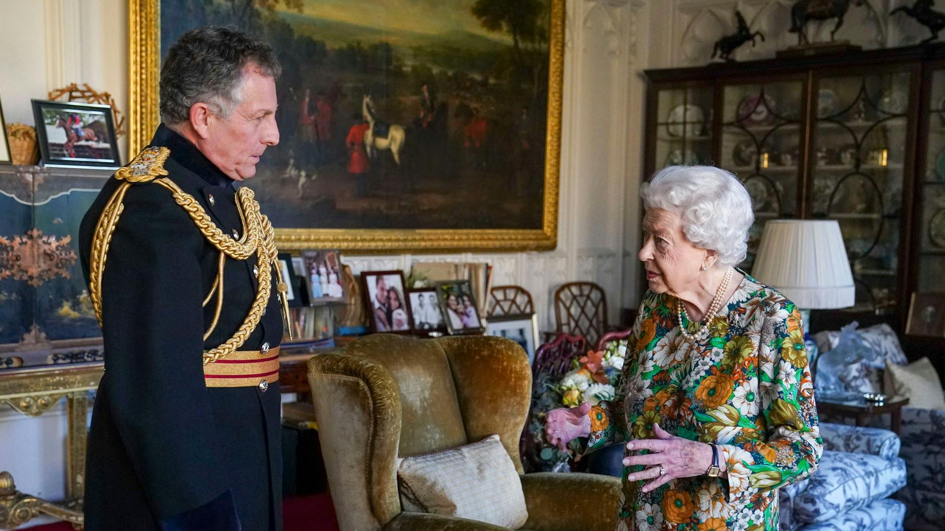 Queen Elizabeth II. unterhält sich mit dem scheidenden Befehlshaber der britischen Streitkräfte, General Nicholas Carter. 