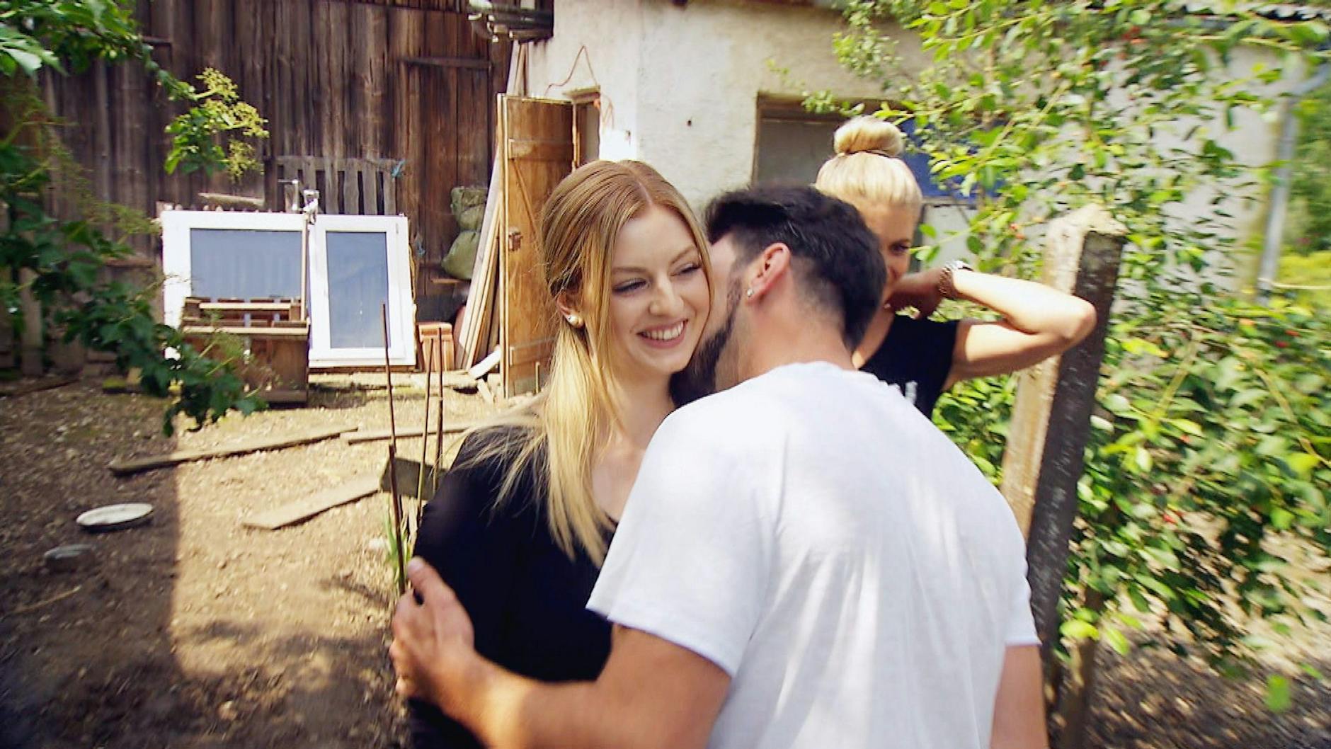 „Bauer sucht Frau“-Hottie Mathias gibt Melina seinen ersten Kuss. 