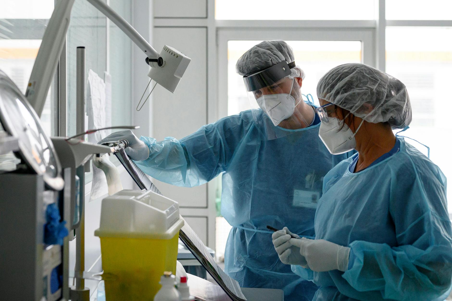 Pflegekräfte kümmern sich auf einer Intensivstation in Fürth um einen Corona-Patienten. Die Lage in Bayern spitzt sich dramatisch zu.