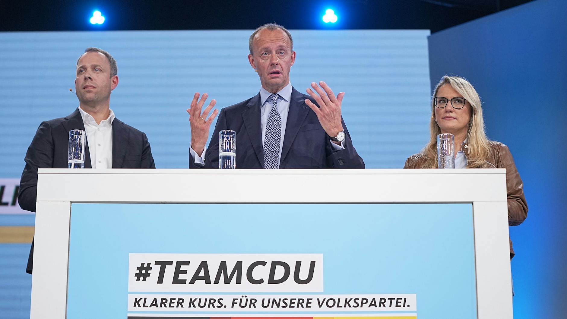 Friedrich Merz (M.), früherer CDU/CSU-Fraktionsvorsitzender im Bundestag, will jetzt mit einem Team den Parteivorsitz erringen: Mario Czaja (CDU), ehemaliger Berliner Senator für Gesundheit und Soziales, soll Generalsekretär werden, Christina Stumpp aus Baden-Württemberg stellvertretende Generalsekretärin.