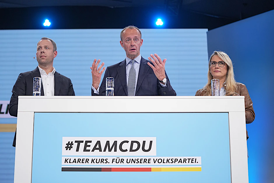 Friedrich Merz (M.), früherer CDU/CSU-Fraktionsvorsitzender im Bundestag, will jetzt mit einem Team den Parteivorsitz erringen: Mario Czaja (CDU), ehemaliger Berliner Senator für Gesundheit und Soziales, soll Generalsekretär werden, Christina Stumpp aus Baden-Württemberg stellvertretende Generalsekretärin.