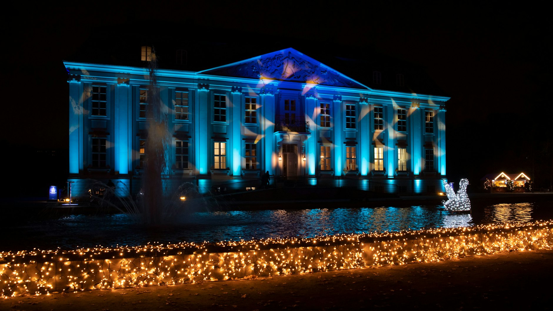 Das Schloß Friedrichsfelde ist nach der Eröffnung von «Weihnachten im Tierpark» romantisch beleuchtet.&nbsp;