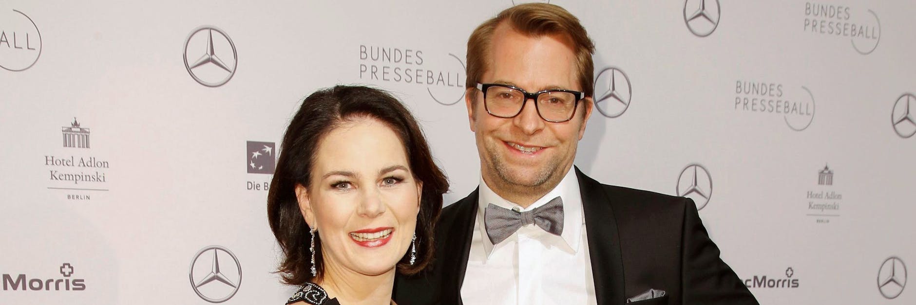 Annalena Baerbock mit Ehemann Daniel Holefleisch auf dem Roten Teppich beim Bundespresseball im Hotel Adlon Kempinski in Berlin.