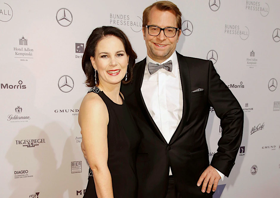 Annalena Baerbock mit Ehemann Daniel Holefleisch auf dem Roten Teppich beim Bundespresseball im Hotel Adlon Kempinski in Berlin.