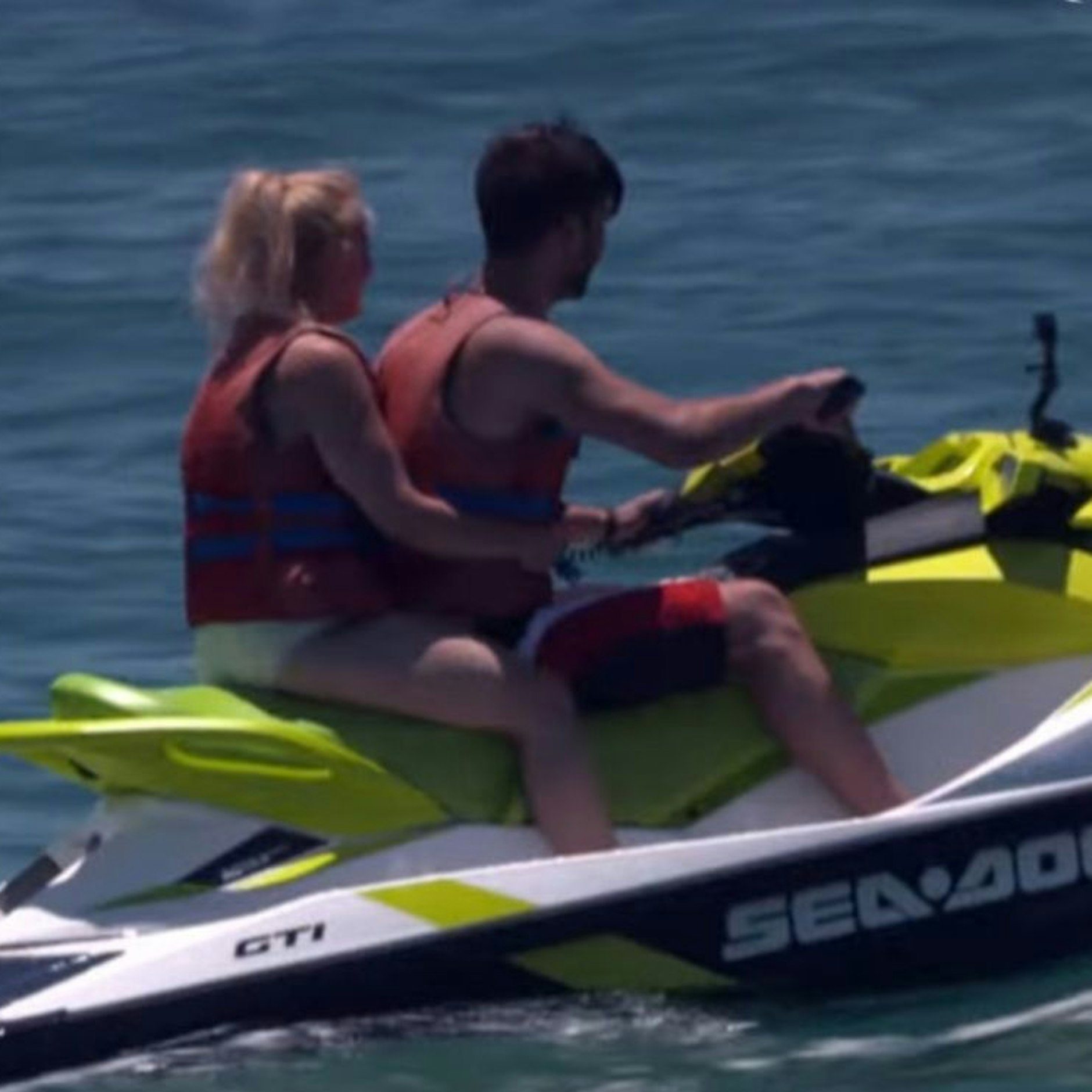 Beim Jetskifahren haben Anika und David in ihren „Hochzeit auf den ersten Blick“-Flitterwochen mächtig Spaß.