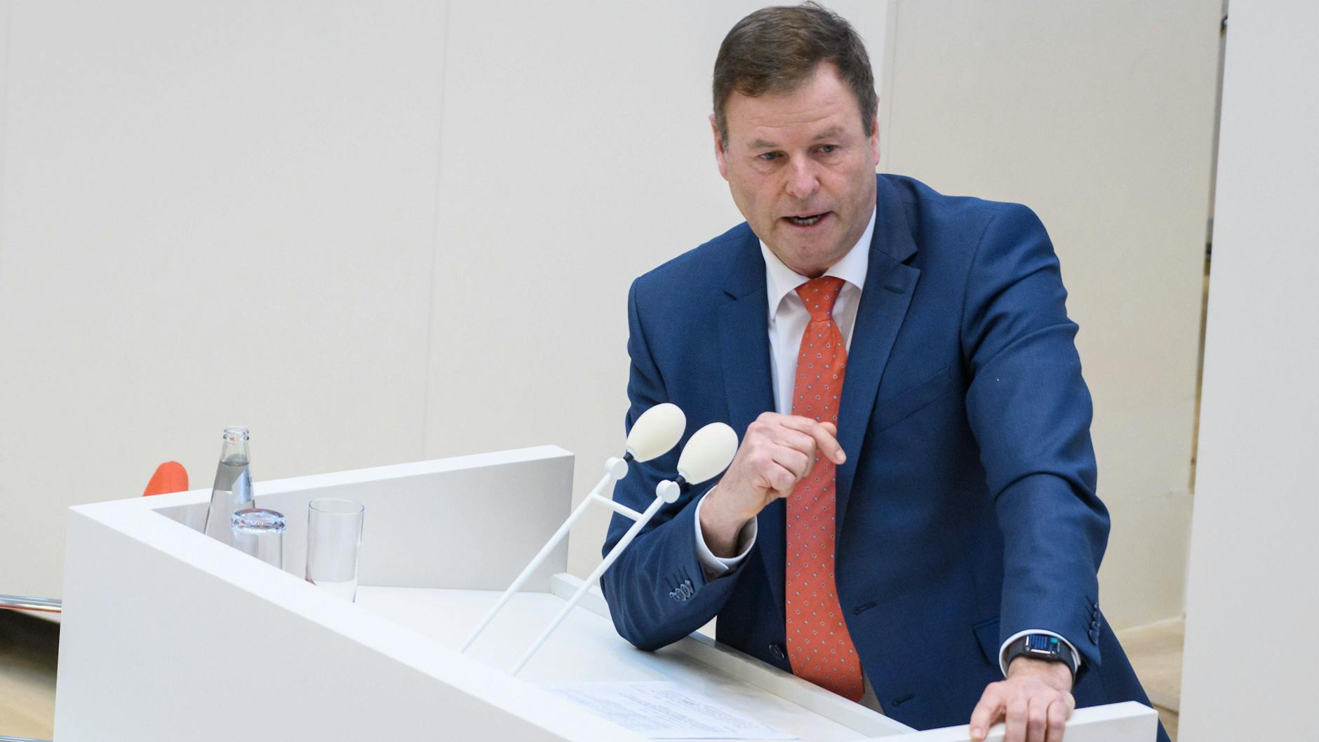 Der Abgeordnete Christian Görke (Linke) hat für sich ausgerechnet, dass 37,5 Milliarden Euro für Impfprämien freizuschaufeln wären (Archivbild). 