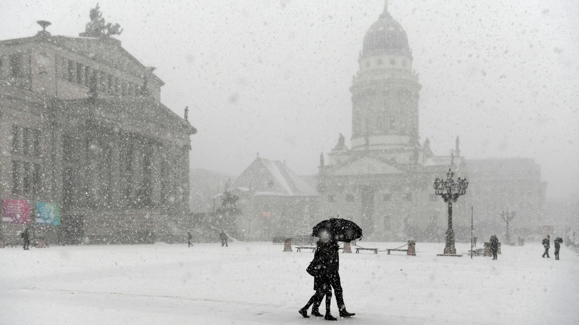 Ein Schneesturm fegt über den Berliner Gendarmenmarkt hinweg. Wird es solche Winterszenen, wie hier im Januar 2017, bald wieder in der Hauptstadt geben?