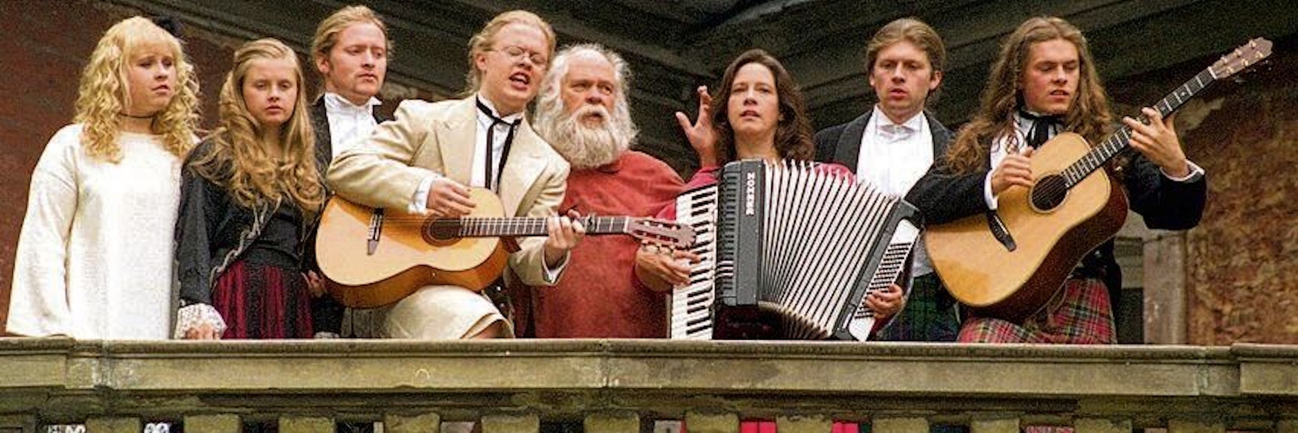 Ein Foto aus lange zurückliegenden Tagen: Die Kelly Family mit ihrem Vater Dan Kelly (m.) am 5.10.1998 auf dem Balkon von Schloss Gymnich.