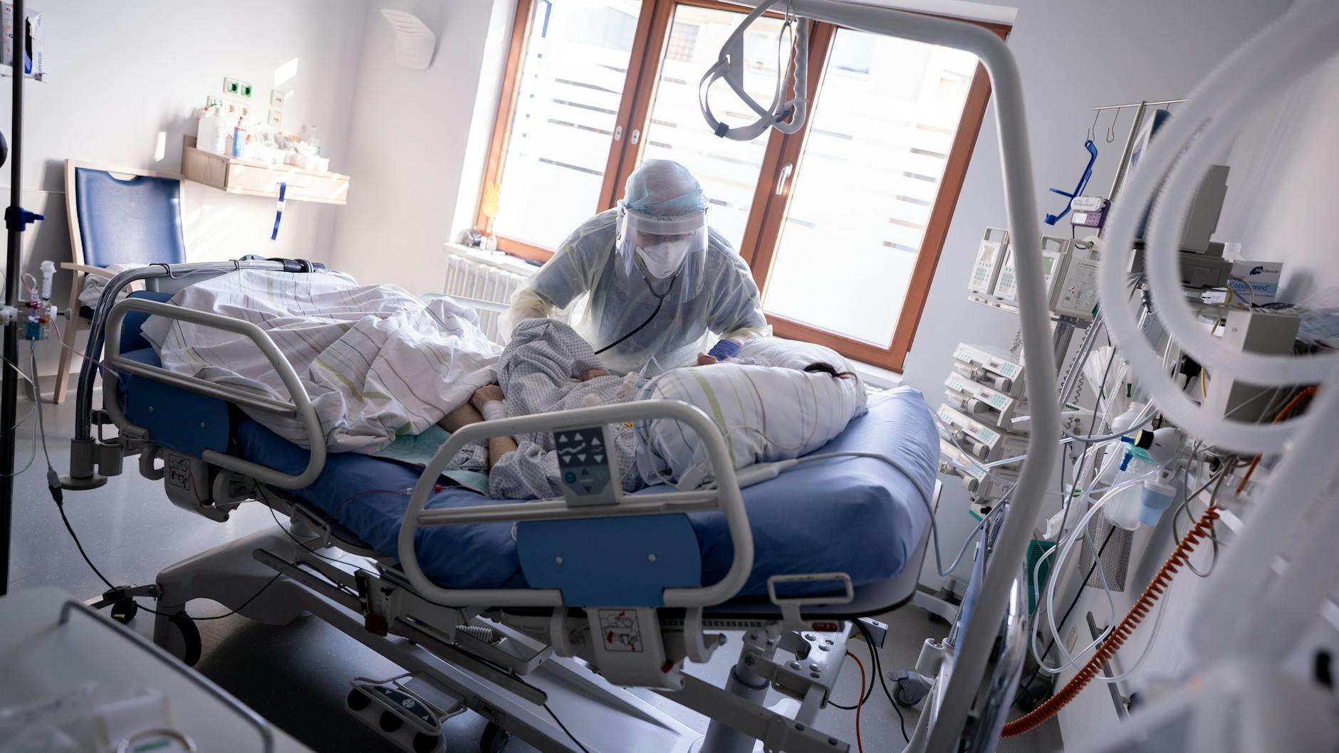 Die Hospitalisierungs-Inzidenz ist für die Verschärfung von Corona-Maßnahmen ein wichtiger Parameter (Symbolbild).