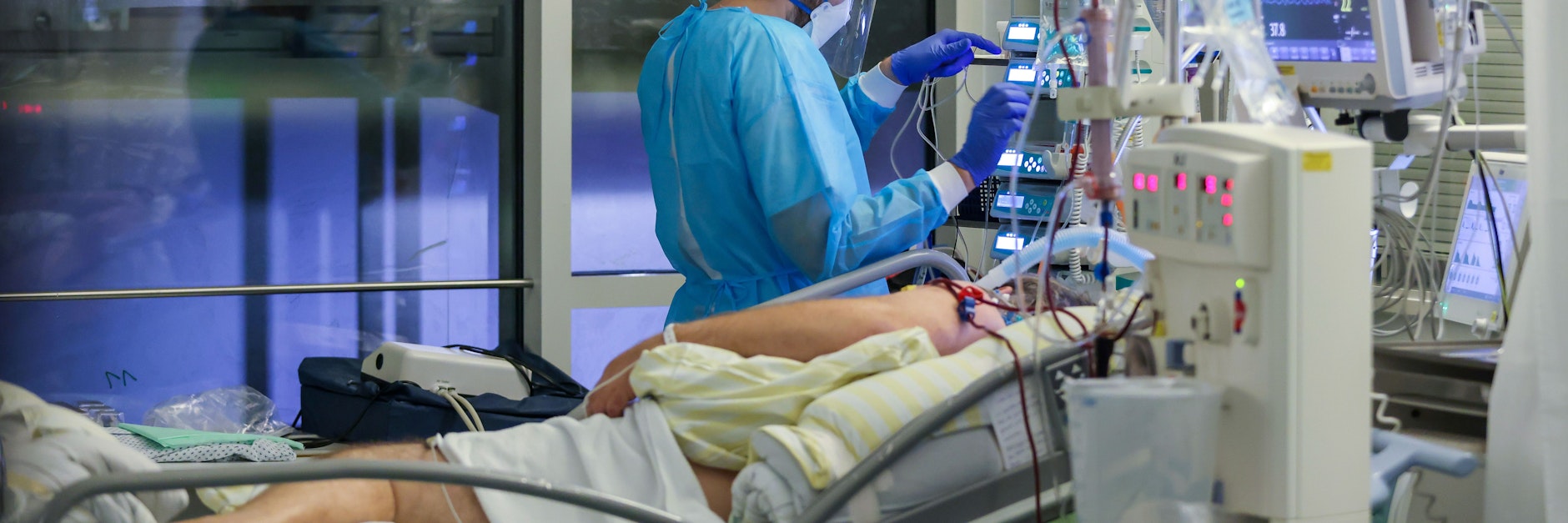 &nbsp;Ein Intensivpfleger versorgt einen Covid-19-Patienten auf der Intensivstation der Leipziger Uniklinik.&nbsp;