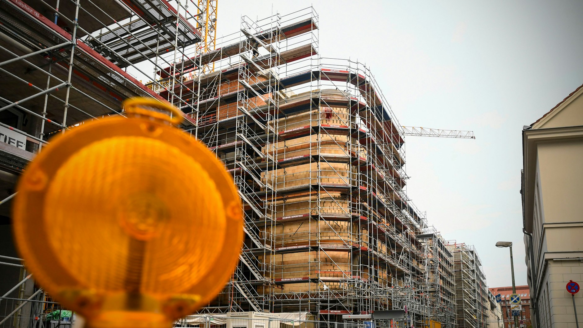 Die Stelle mit dem Schild der Helga-Hahnemann-Straße ist verschwunden. Dafür steht jetzt gegenüber der Kalkscheune ein Bauzaun mit einem künftigen Neubau des Viertels „Am Tacheles“.