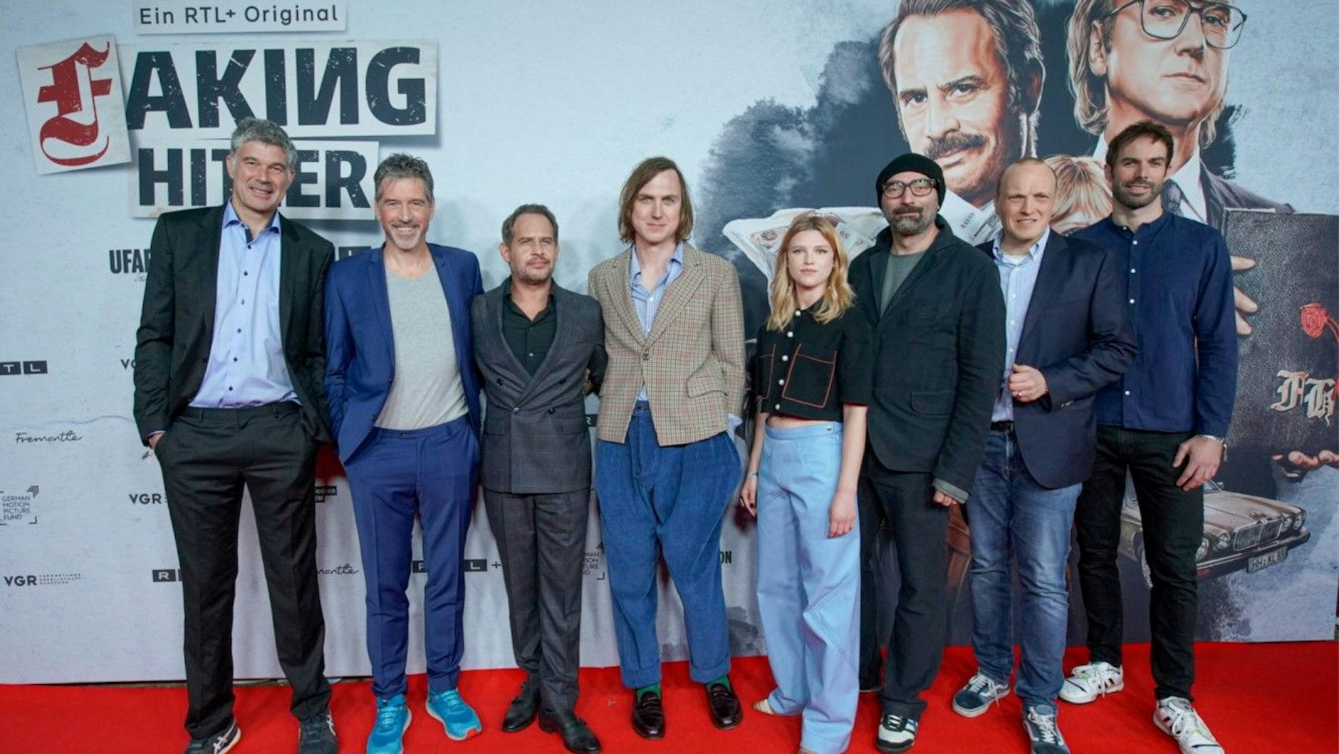 Premiere von „Faking Hitler“ in Berlin: Tommy Wosch, Wolfgang Groos, Moritz Bleibtreu, Lars Eidinger, Sinje Irslinger, Tobi Baumann, Markus Brunnemann und Hauke Bartel auf dem roten Teppich (v. l.).