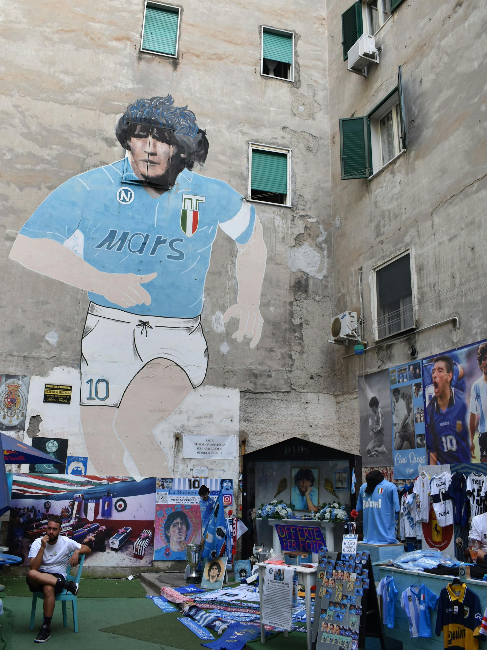 Gegenüber der Kneipe Bodega de Dios liegt ein moderner Maradona-Tempel unter freiem Himmel, gekrönt von einem riesigen Wandgemälde des Stars. 